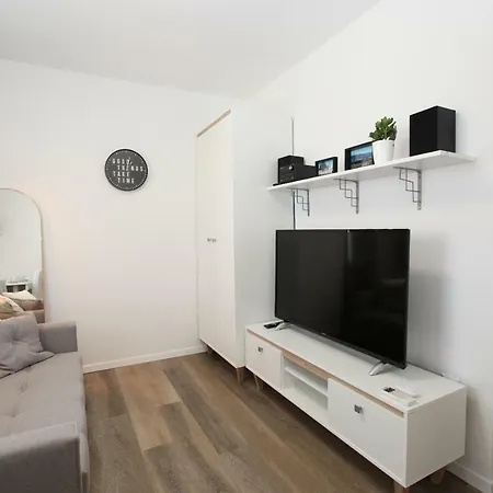 Elegant W/parking Apartment *